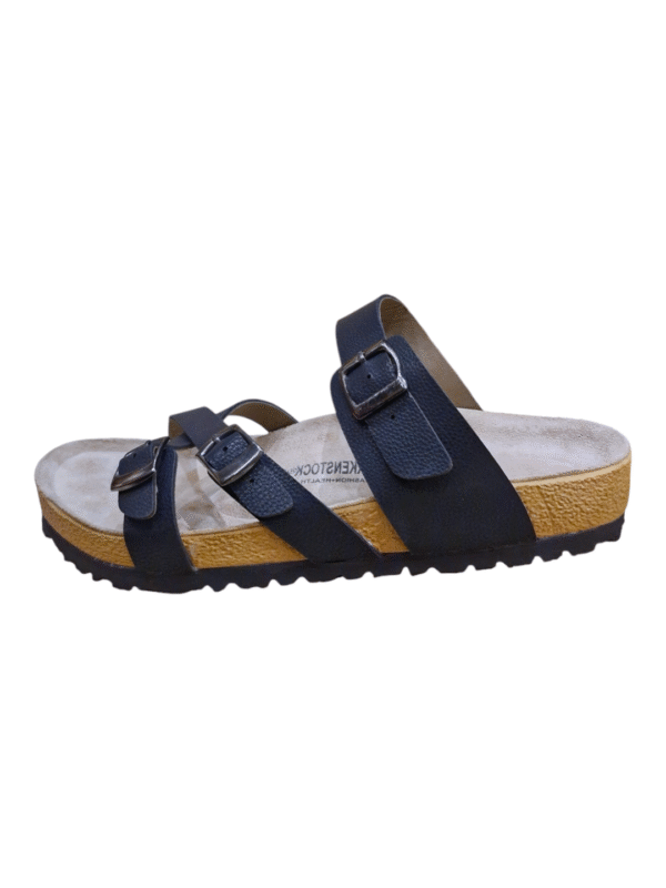 صندل طبی برکن استاک یا بیرکن اشتوک چرم مشکی زنانه birkenstock franca 3 سگک برای تنظیم رویه و زیره چرم طبیعی عکس از نمای بغل بیرون پا