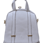 کوله پشتی چرم زنانه روزانه ریرا سفید این محصول قابلیت الستفاده دوشی و کوله دستی را دارد و با چرم صنعتی وارداتی تولید می شود عکس از نمای جلو یا روبرو